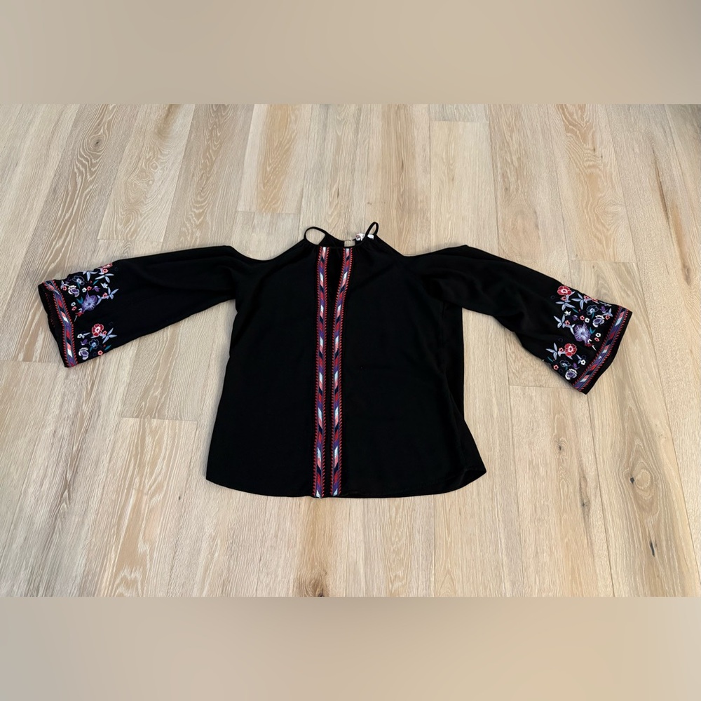 PARKER Chic Off-The-Shoulder Black Top W/Embroidered accents. Sz Small Like New